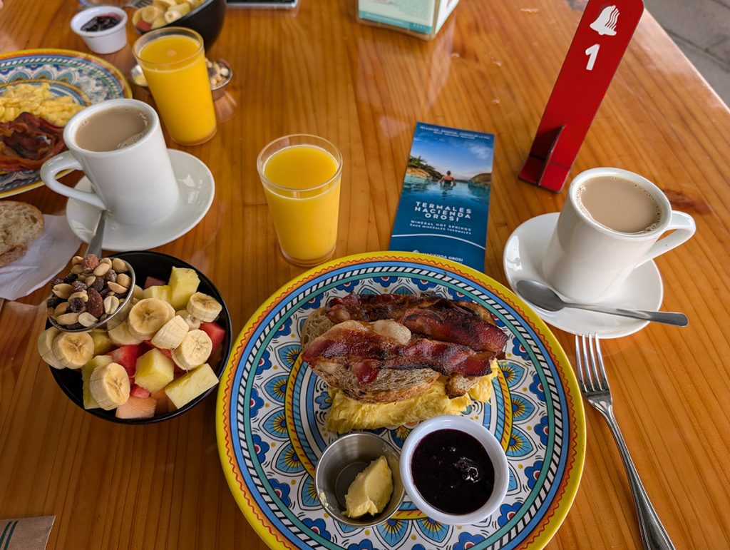 Deftiges Frühstück im Restaurant
