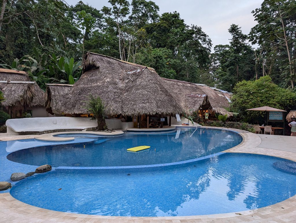 Cariblue Beach & Jungle Resort: Pool und Restaurant